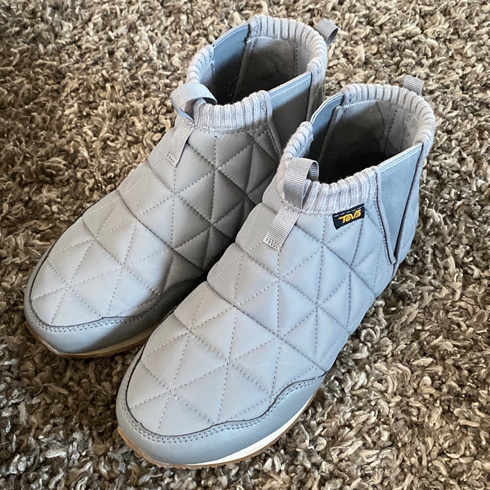 Teva quilted boots size 9